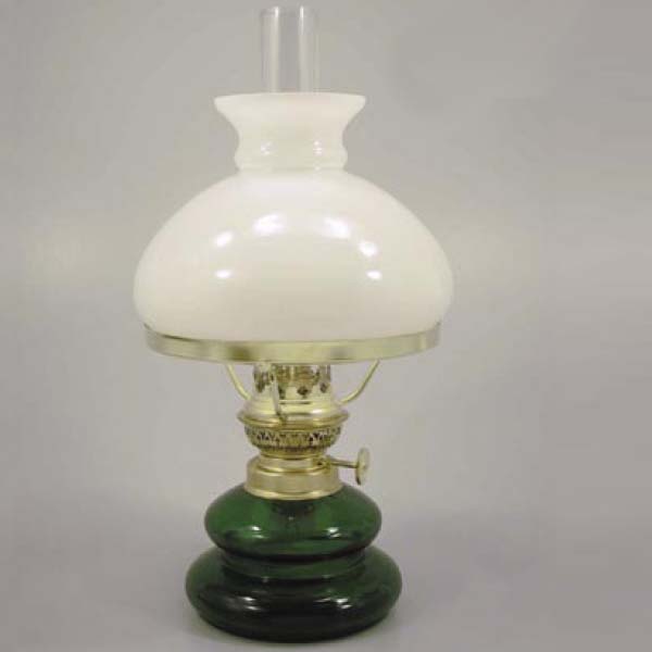 S&ouml;t bordsfotogenlampa med oljehus i gr&ouml;nt glas, ca 30 cm h&ouml;g, 0558