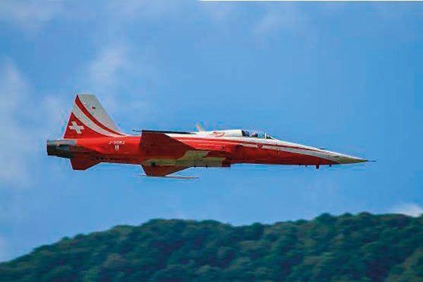 Bild p� Byggmodell flygplan - F-5 Tiger Patrouille Suisse - 1:72 - Tamiya